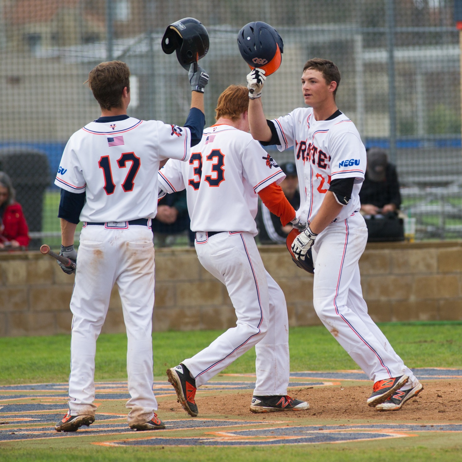 Bats come alive for Pirates in 14-5 win over Chargers
