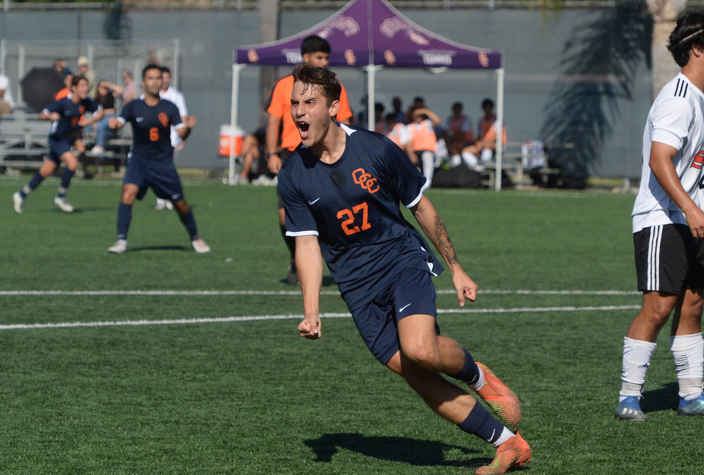 Pirates pull away from Hawks for 6-1 victory
