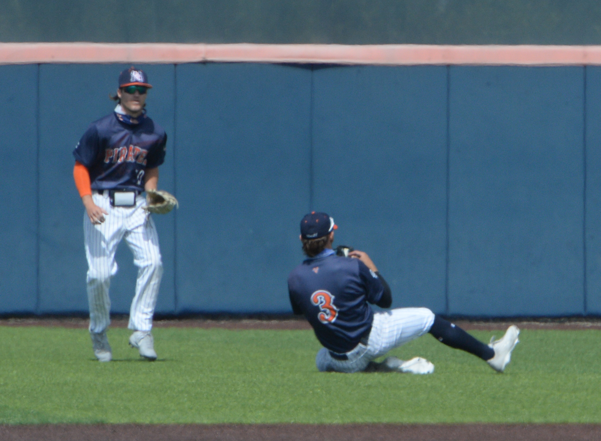 Martinez's gem lifts Pirates past Mounties