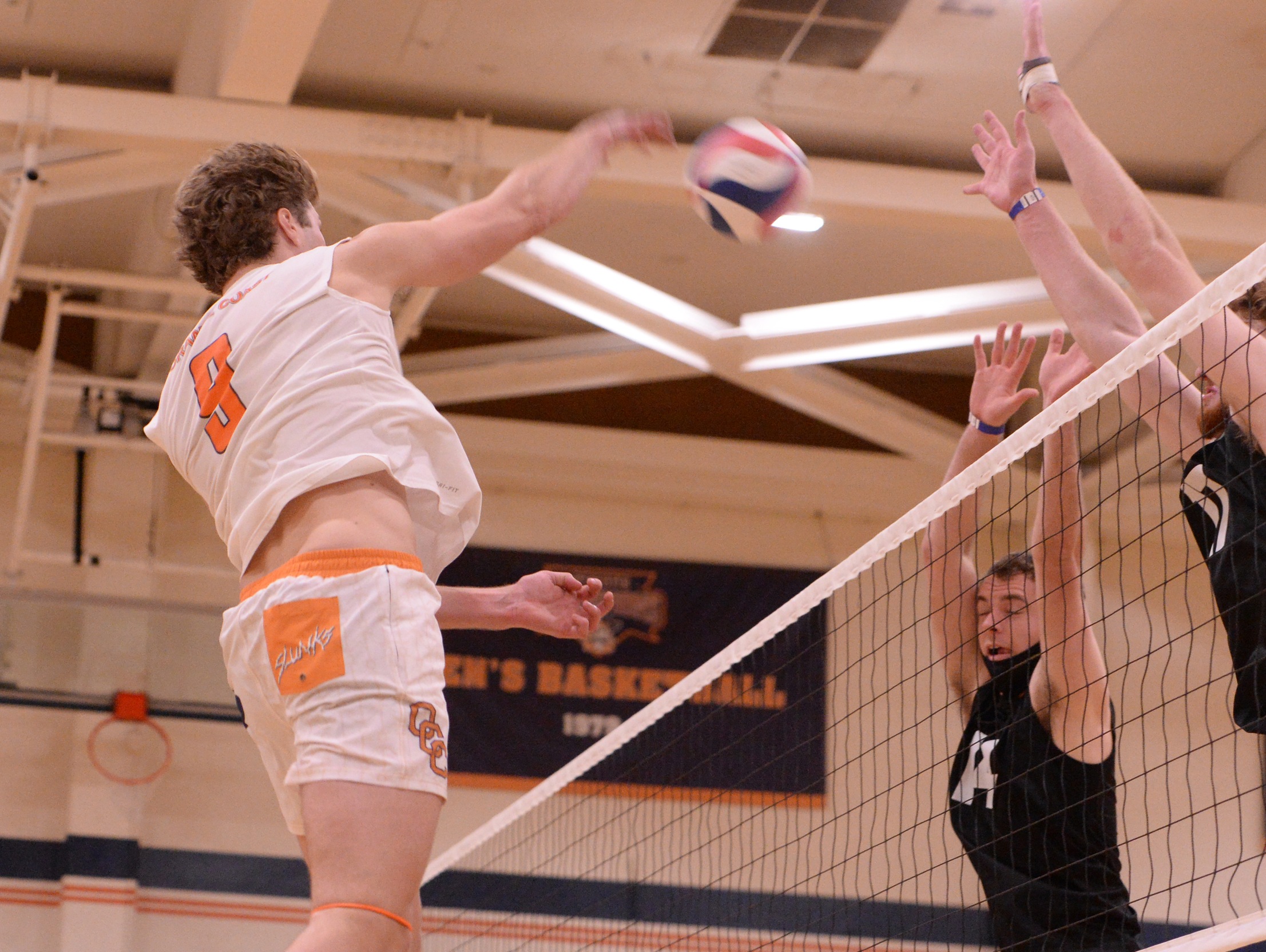 Pirates win seventh straight by sweeping Hawks