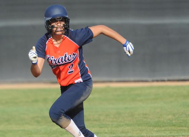 Green's diving catch helps save the day for Pirates in 5-3 win over Rustlers