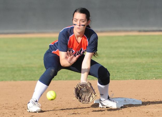 Pirates go the distance, but fall to Hawks, 7-1