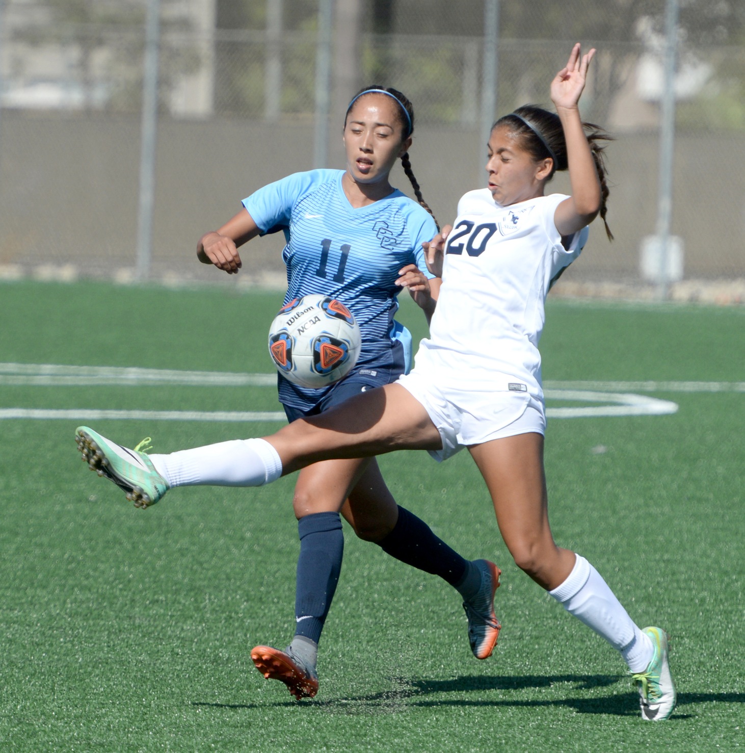 Auer's late goal lifts Pirates past Dons, 1-0