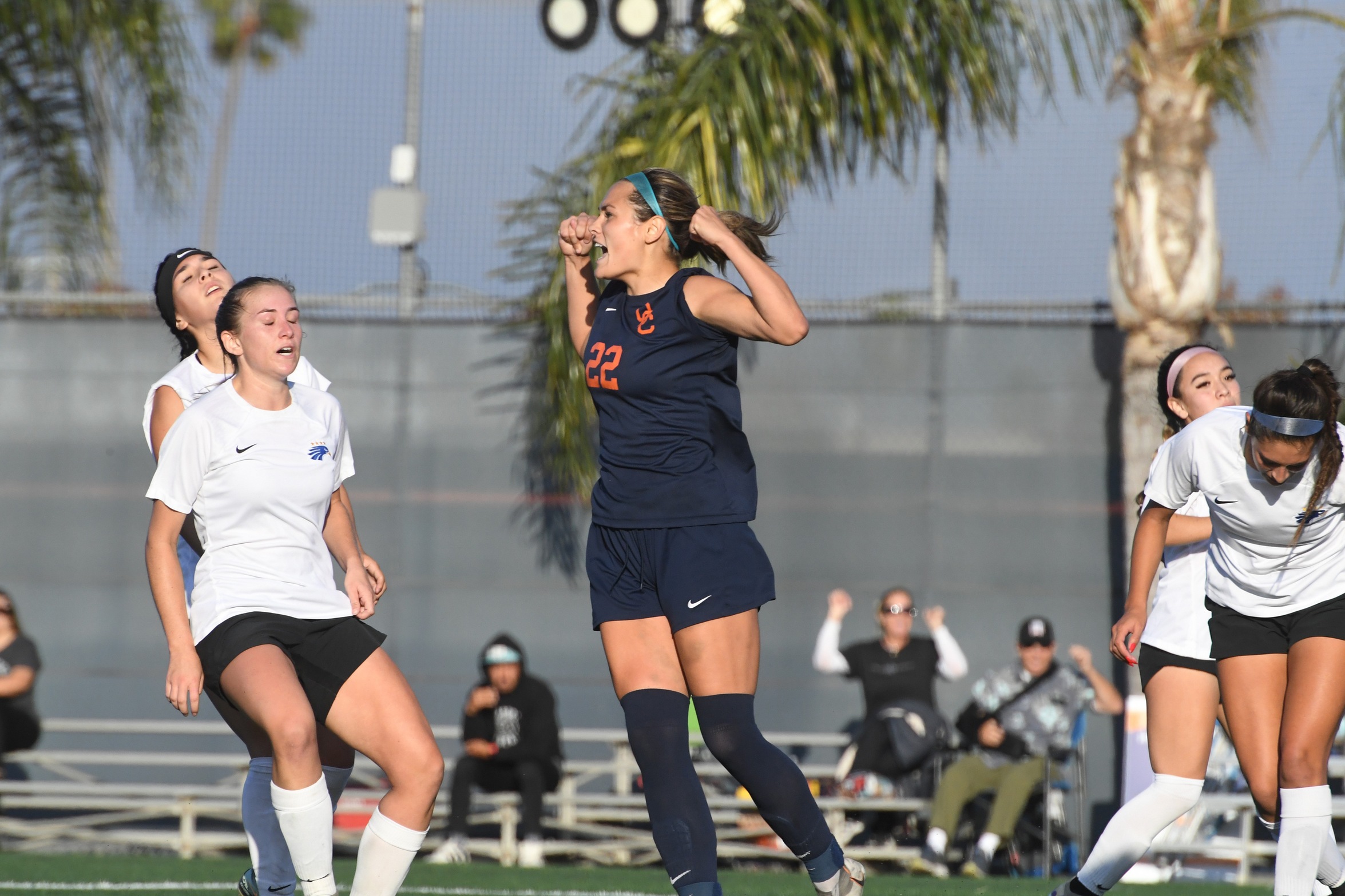 Pirates battle Hawks to 1-1 tie