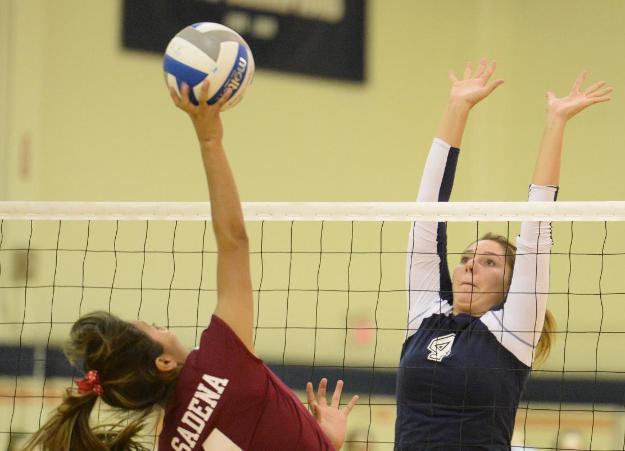 Hecht leads Pirates past Dons